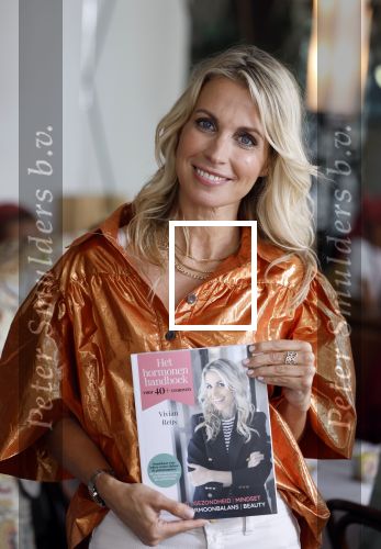 Laren 2 juli 2024
Boekpresentatie Vivian Reijs . oa aanwezig Leontine Ruiters Anouk de Mol Anouk Smulders Merel v Carlsburg .
Ook haar dochter Day Ewbank moeder Meddy Clous en broer Bobby Clous waren aanwezig.