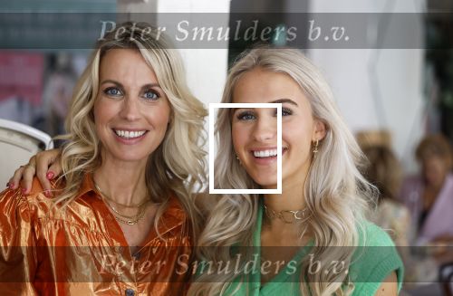 Laren 2 juli 2024
Boekpresentatie Vivian Reijs . oa aanwezig Leontine Ruiters Anouk de Mol Anouk Smulders Merel v Carlsburg .
Ook haar dochter Day Ewbank moeder Meddy Clous en broer Bobby Clous waren aanwezig.