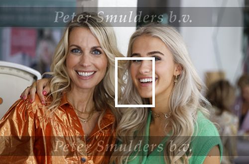 Laren 2 juli 2024
Boekpresentatie Vivian Reijs . oa aanwezig Leontine Ruiters Anouk de Mol Anouk Smulders Merel v Carlsburg .
Ook haar dochter Day Ewbank moeder Meddy Clous en broer Bobby Clous waren aanwezig.