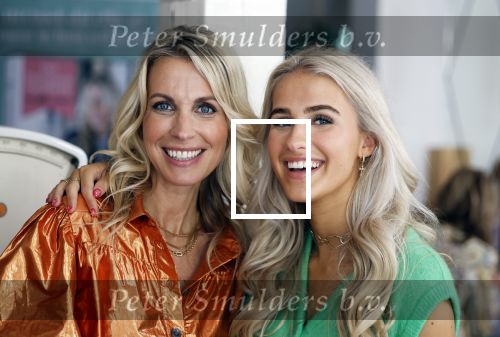 Laren 2 juli 2024
Boekpresentatie Vivian Reijs . oa aanwezig Leontine Ruiters Anouk de Mol Anouk Smulders Merel v Carlsburg .
Ook haar dochter Day Ewbank moeder Meddy Clous en broer Bobby Clous waren aanwezig.