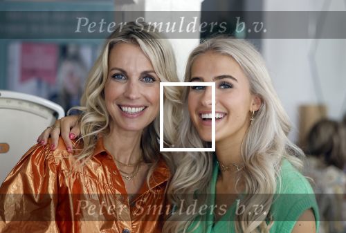 Laren 2 juli 2024
Boekpresentatie Vivian Reijs . oa aanwezig Leontine Ruiters Anouk de Mol Anouk Smulders Merel v Carlsburg .
Ook haar dochter Day Ewbank moeder Meddy Clous en broer Bobby Clous waren aanwezig.