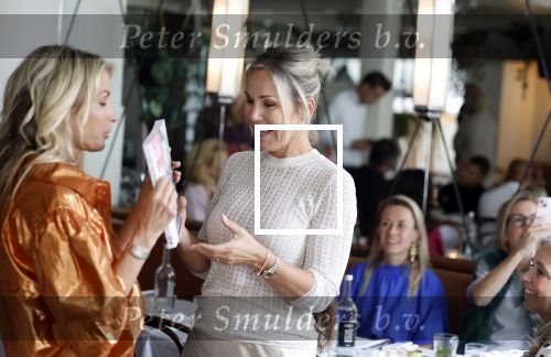Laren 2 juli 2024
Boekpresentatie Vivian Reijs . oa aanwezig Leontine Ruiters Anouk de Mol Anouk Smulders Merel v Carlsburg .
Ook haar dochter Day Ewbank moeder Meddy Clous en broer Bobby Clous waren aanwezig.