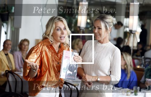 Laren 2 juli 2024
Boekpresentatie Vivian Reijs . oa aanwezig Leontine Ruiters Anouk de Mol Anouk Smulders Merel v Carlsburg .
Ook haar dochter Day Ewbank moeder Meddy Clous en broer Bobby Clous waren aanwezig.