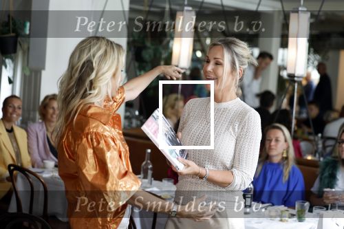 Laren 2 juli 2024
Boekpresentatie Vivian Reijs . oa aanwezig Leontine Ruiters Anouk de Mol Anouk Smulders Merel v Carlsburg .
Ook haar dochter Day Ewbank moeder Meddy Clous en broer Bobby Clous waren aanwezig.