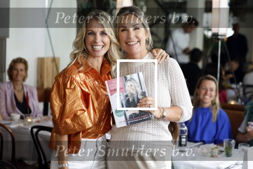 Laren 2 juli 2024
Boekpresentatie Vivian Reijs . oa aanwezig Leontine Ruiters Anouk de Mol Anouk Smulders Merel v Carlsburg .
Ook haar dochter Day Ewbank moeder Meddy Clous en broer Bobby Clous waren aanwezig.