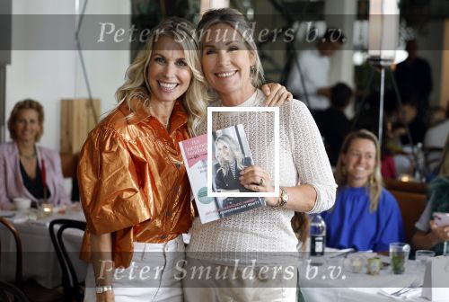 Laren 2 juli 2024
Boekpresentatie Vivian Reijs . oa aanwezig Leontine Ruiters Anouk de Mol Anouk Smulders Merel v Carlsburg .
Ook haar dochter Day Ewbank moeder Meddy Clous en broer Bobby Clous waren aanwezig.
