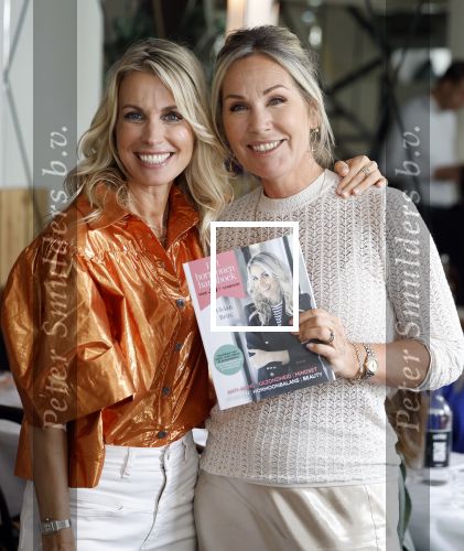 Laren 2 juli 2024
Boekpresentatie Vivian Reijs . oa aanwezig Leontine Ruiters Anouk de Mol Anouk Smulders Merel v Carlsburg .
Ook haar dochter Day Ewbank moeder Meddy Clous en broer Bobby Clous waren aanwezig.