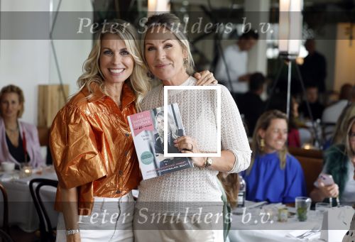 Laren 2 juli 2024
Boekpresentatie Vivian Reijs . oa aanwezig Leontine Ruiters Anouk de Mol Anouk Smulders Merel v Carlsburg .
Ook haar dochter Day Ewbank moeder Meddy Clous en broer Bobby Clous waren aanwezig.