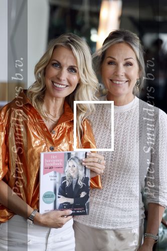 Laren 2 juli 2024
Boekpresentatie Vivian Reijs . oa aanwezig Leontine Ruiters Anouk de Mol Anouk Smulders Merel v Carlsburg .
Ook haar dochter Day Ewbank moeder Meddy Clous en broer Bobby Clous waren aanwezig.