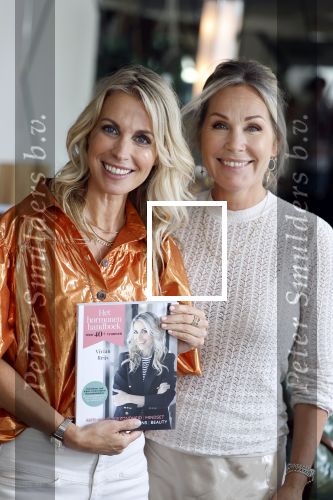 Laren 2 juli 2024
Boekpresentatie Vivian Reijs . oa aanwezig Leontine Ruiters Anouk de Mol Anouk Smulders Merel v Carlsburg .
Ook haar dochter Day Ewbank moeder Meddy Clous en broer Bobby Clous waren aanwezig.