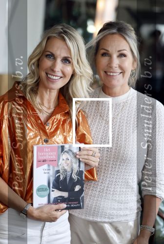 Laren 2 juli 2024
Boekpresentatie Vivian Reijs . oa aanwezig Leontine Ruiters Anouk de Mol Anouk Smulders Merel v Carlsburg .
Ook haar dochter Day Ewbank moeder Meddy Clous en broer Bobby Clous waren aanwezig.