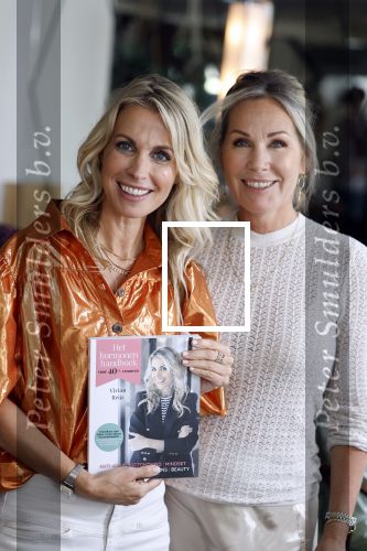Laren 2 juli 2024
Boekpresentatie Vivian Reijs . oa aanwezig Leontine Ruiters Anouk de Mol Anouk Smulders Merel v Carlsburg .
Ook haar dochter Day Ewbank moeder Meddy Clous en broer Bobby Clous waren aanwezig.