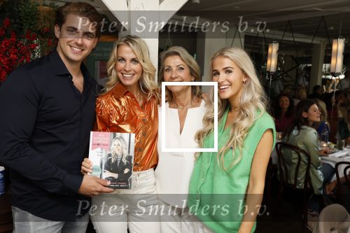 Laren 2 juli 2024
Boekpresentatie Vivian Reijs . oa aanwezig Leontine Ruiters Anouk de Mol Anouk Smulders Merel v Carlsburg .
Ook haar dochter Day Ewbank moeder Meddy Clous en broer Bobby Clous waren aanwezig.