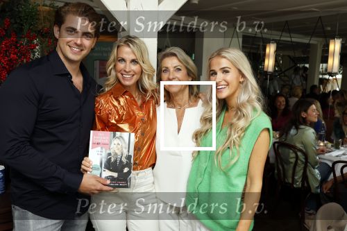 Laren 2 juli 2024
Boekpresentatie Vivian Reijs . oa aanwezig Leontine Ruiters Anouk de Mol Anouk Smulders Merel v Carlsburg .
Ook haar dochter Day Ewbank moeder Meddy Clous en broer Bobby Clous waren aanwezig.