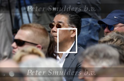 Amsterdam 15 juli 2024
Herdenkingsmonument Peter R. de Vries onthuld in Amsterdam Het kunstwerk bestaat uit twee bronzen handen die in elkaar grijpen en is gemaakt door kunstenares Rini Hurkmans. Burgemeester Femke Halsema en Kelly de Vries spreken tijdens de onthulling van het monument. Humbert Tan presenteert het . Ook zijn vrouw Jaqueline de Vries zoon Royce de Vries (met vrouw ) en Kelly de Vries (met partner) waren natuurlijk aanwezig .nWon Yip