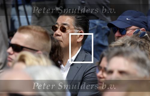Amsterdam 15 juli 2024
Herdenkingsmonument Peter R. de Vries onthuld in Amsterdam Het kunstwerk bestaat uit twee bronzen handen die in elkaar grijpen en is gemaakt door kunstenares Rini Hurkmans. Burgemeester Femke Halsema en Kelly de Vries spreken tijdens de onthulling van het monument. Humbert Tan presenteert het . Ook zijn vrouw Jaqueline de Vries zoon Royce de Vries (met vrouw ) en Kelly de Vries (met partner) waren natuurlijk aanwezig .nWon Yip