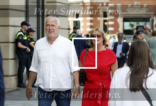 Amsterdam 15 juli 2024
Herdenkingsmonument Peter R. de Vries onthuld in Amsterdam Het kunstwerk bestaat uit twee bronzen handen die in elkaar grijpen en is gemaakt door kunstenares Rini Hurkmans. Burgemeester Femke Halsema en Kelly de Vries spreken tijdens de onthulling van het monument. Humbert Tan presenteert het . Ook zijn vrouw Jaqueline de Vries zoon Royce de Vries (met vrouw ) en Kelly de Vries (met partner) waren natuurlijk aanwezig . Wouter de Vries met vrouw