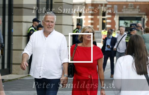 Amsterdam 15 juli 2024
Herdenkingsmonument Peter R. de Vries onthuld in Amsterdam Het kunstwerk bestaat uit twee bronzen handen die in elkaar grijpen en is gemaakt door kunstenares Rini Hurkmans. Burgemeester Femke Halsema en Kelly de Vries spreken tijdens de onthulling van het monument. Humbert Tan presenteert het . Ook zijn vrouw Jaqueline de Vries zoon Royce de Vries (met vrouw ) en Kelly de Vries (met partner) waren natuurlijk aanwezig . Wouter de Vries met vrouw