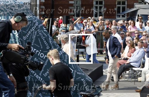 Amsterdam 15 juli 2024
Herdenkingsmonument Peter R. de Vries onthuld in Amsterdam Het kunstwerk bestaat uit twee bronzen handen die in elkaar grijpen en is gemaakt door kunstenares Rini Hurkmans. Burgemeester Femke Halsema en Kelly de Vries spreken tijdens de onthulling van het monument. Humbert Tan presenteert het . Ook zijn vrouw Jaqueline de Vries zoon Royce de Vries (met vrouw ) en Kelly de Vries (met partner) waren natuurlijk aanwezig . Yosef Tekeste-Yemane