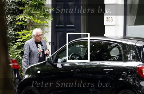 Amsterdam 1 juli 2024
Youp van t Hek bij zijn nieuwe huis wat momenteel verbouwd wordt.