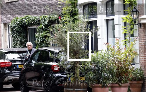 Amsterdam 1 juli 2024
Youp van t Hek bij zijn nieuwe huis wat momenteel verbouwd wordt.