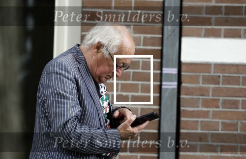 Amsterdam 1 juli 2024
Youp van t Hek en zijn vrouw Debby Petter op terras en op de fiets in Amsterdam zuid. Ze zijn beide druk op hun telefoon.