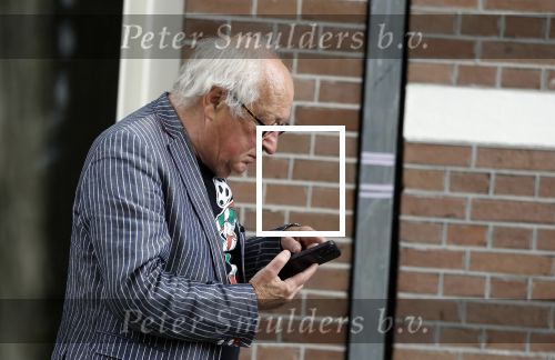 Amsterdam 1 juli 2024
Youp van t Hek en zijn vrouw Debby Petter op terras en op de fiets in Amsterdam zuid. Ze zijn beide druk op hun telefoon.