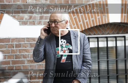 Amsterdam 1 juli 2024
Youp van t Hek en zijn vrouw Debby Petter op terras en op de fiets in Amsterdam zuid. Ze zijn beide druk op hun telefoon.