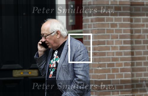 Amsterdam 1 juli 2024
Youp van t Hek en zijn vrouw Debby Petter op terras en op de fiets in Amsterdam zuid. Ze zijn beide druk op hun telefoon.