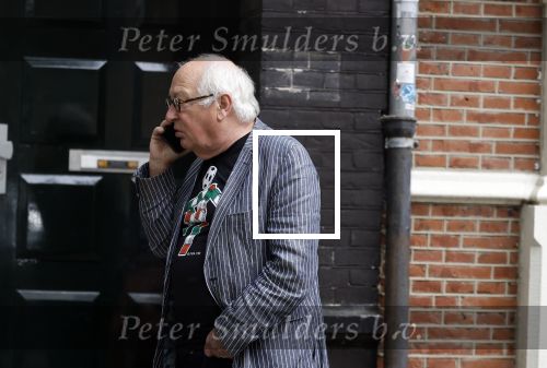 Amsterdam 1 juli 2024
Youp van t Hek en zijn vrouw Debby Petter op terras en op de fiets in Amsterdam zuid. Ze zijn beide druk op hun telefoon.