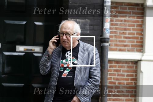 Amsterdam 1 juli 2024
Youp van t Hek en zijn vrouw Debby Petter op terras en op de fiets in Amsterdam zuid. Ze zijn beide druk op hun telefoon.