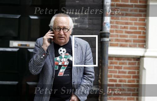 Amsterdam 1 juli 2024
Youp van t Hek en zijn vrouw Debby Petter op terras en op de fiets in Amsterdam zuid. Ze zijn beide druk op hun telefoon.