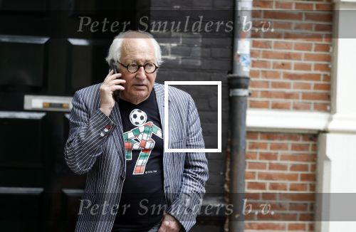 Amsterdam 1 juli 2024
Youp van t Hek en zijn vrouw Debby Petter op terras en op de fiets in Amsterdam zuid. Ze zijn beide druk op hun telefoon.