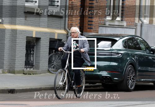 Amsterdam 1 juli 2024
Youp van t Hek en zijn vrouw Debby Petter op terras en op de fiets in Amsterdam zuid. Ze zijn beide druk op hun telefoon.