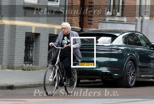 Amsterdam 1 juli 2024
Youp van t Hek en zijn vrouw Debby Petter op terras en op de fiets in Amsterdam zuid. Ze zijn beide druk op hun telefoon.