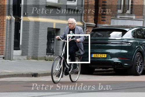 Amsterdam 1 juli 2024
Youp van t Hek en zijn vrouw Debby Petter op terras en op de fiets in Amsterdam zuid. Ze zijn beide druk op hun telefoon.