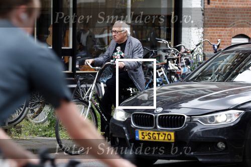 Amsterdam 1 juli 2024
Youp van t Hek en zijn vrouw Debby Petter op terras en op de fiets in Amsterdam zuid. Ze zijn beide druk op hun telefoon.