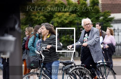 Amsterdam 1 juli 2024
Youp van t Hek en zijn vrouw Debby Petter op terras en op de fiets in Amsterdam zuid. Ze zijn beide druk op hun telefoon.