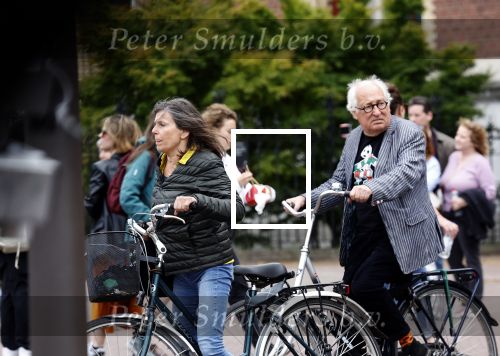 Amsterdam 1 juli 2024
Youp van t Hek en zijn vrouw Debby Petter op terras en op de fiets in Amsterdam zuid. Ze zijn beide druk op hun telefoon.