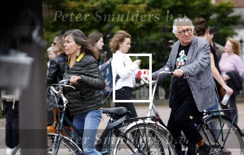 Amsterdam 1 juli 2024
Youp van t Hek en zijn vrouw Debby Petter op terras en op de fiets in Amsterdam zuid. Ze zijn beide druk op hun telefoon.