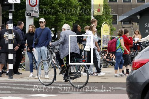 Amsterdam 1 juli 2024
Youp van t Hek en zijn vrouw Debby Petter op terras en op de fiets in Amsterdam zuid. Ze zijn beide druk op hun telefoon.