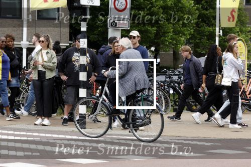 Amsterdam 1 juli 2024
Youp van t Hek en zijn vrouw Debby Petter op terras en op de fiets in Amsterdam zuid. Ze zijn beide druk op hun telefoon.