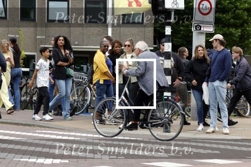Amsterdam 1 juli 2024
Youp van t Hek en zijn vrouw Debby Petter op terras en op de fiets in Amsterdam zuid. Ze zijn beide druk op hun telefoon.