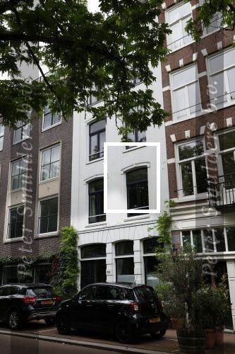 Amsterdam 1 juli 2024
Youp van t Hek en zijn vrouw Debby Petter op terras en op de fiets in Amsterdam zuid. Ze zijn beide druk op hun telefoon.