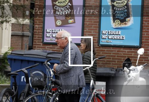 Amsterdam 1 juli 2024
Youp van t Hek en zijn vrouw Debby Petter op terras en op de fiets in Amsterdam zuid. Ze zijn beide druk op hun telefoon.