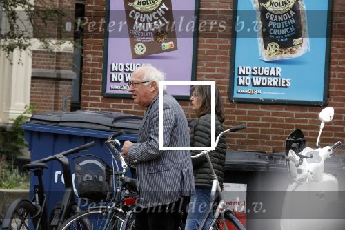 Amsterdam 1 juli 2024
Youp van t Hek en zijn vrouw Debby Petter op terras en op de fiets in Amsterdam zuid. Ze zijn beide druk op hun telefoon.