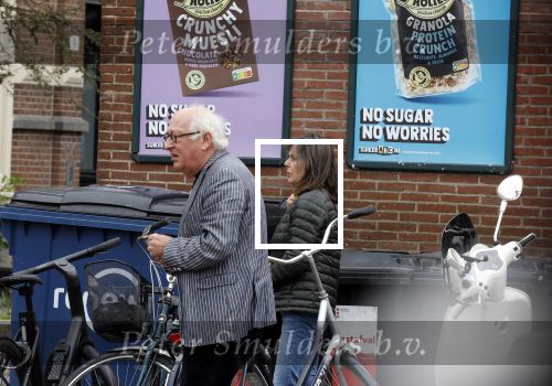 Amsterdam 1 juli 2024
Youp van t Hek en zijn vrouw Debby Petter op terras en op de fiets in Amsterdam zuid. Ze zijn beide druk op hun telefoon.