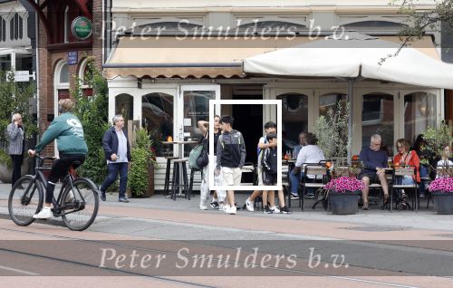 Amsterdam 1 juli 2024
Youp van t Hek en zijn vrouw Debby Petter op terras en op de fiets in Amsterdam zuid. Ze zijn beide druk op hun telefoon.