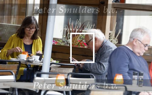 Amsterdam 1 juli 2024
Youp van t Hek en zijn vrouw Debby Petter op terras en op de fiets in Amsterdam zuid. Ze zijn beide druk op hun telefoon.