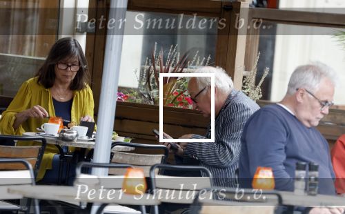 Amsterdam 1 juli 2024
Youp van t Hek en zijn vrouw Debby Petter op terras en op de fiets in Amsterdam zuid. Ze zijn beide druk op hun telefoon.